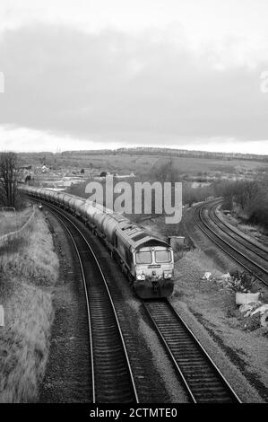 66621 se dirige vers le sud avec un train de wagons-citernes à Tapton Junction. Banque D'Images