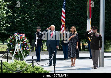 Le président Trump et la première dame participent à une cérémonie de dépôt de couronne. Le président Donald J. Trump et la première dame Melania Trump, rejoints par le major général de l'armée des États-Unis Omar Jones, participent à une cérémonie de dépôt de couronnes au mémorial des anciens combattants de la guerre de Corée à Washington, D.C., le jeudi 25 juin 2020, en l'honneur du 70e anniversaire de la guerre de Corée. Banque D'Images