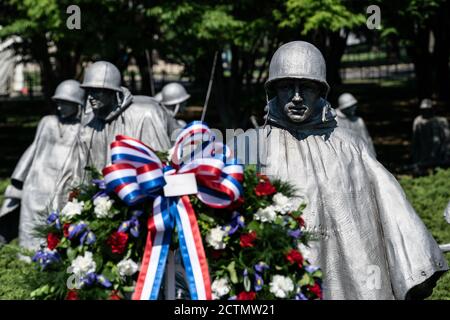 Le président Trump et la première dame participent à une cérémonie de dépôt de couronne. Le mur du souvenir et les statues sont vus lors de la visite du président Donald J. Trump et de la première dame Melania Trump au mémorial des anciens combattants de la guerre de Corée à Washington, D.C., le jeudi 25 juin 2020, en l'honneur du 70e anniversaire de la guerre de Corée. Banque D'Images