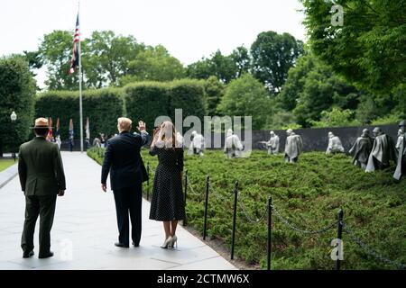 Le président Trump participe à une cérémonie de dépôt de couronne. Le président Donald J. Trump et la première dame Melania Trump saluent les anciens combattants de la guerre de Corée après avoir participé à une cérémonie de dépôt de couronnes au mémorial des anciens combattants de la guerre de Corée à Washington, D.C. le jeudi 25 juin 2020, en l'honneur du 70e anniversaire de la guerre de Corée. Banque D'Images