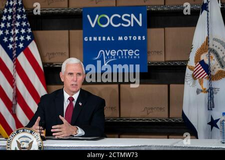 Vice-président Pence à l'usine de production de ventilateurs GM/Ventec. Le vice-président Mike Pence participe à une table ronde le jeudi 30 avril 2020 à la faculté de production de ventilateurs GM/Ventec de Kokomo, dans l'Indiana. Banque D'Images