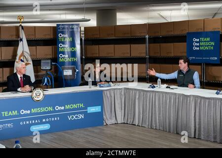 Vice-président Pence à l'usine de production de ventilateurs GM/Ventec. Le vice-président Mike Pence participe à une table ronde le jeudi 30 avril 2020 à la faculté de production de ventilateurs GM/Ventec de Kokomo, dans l'Indiana. Banque D'Images