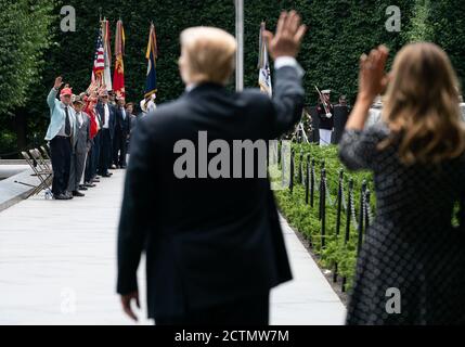 Le président Trump participe à une cérémonie de dépôt de couronne. Le président Donald J. Trump fait ses adieux aux anciens combattants de la guerre de Corée après avoir participé à une cérémonie de dépôt de couronnes au Korean War Veterans Memorial à Washington, D.C. le jeudi 25 juin 2020, en l'honneur du 70e anniversaire de la guerre de Corée. Banque D'Images