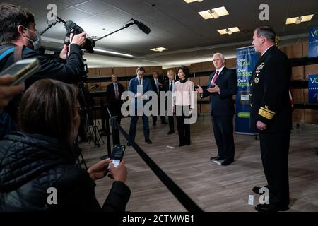 Vice-président Pence à l'usine de production de ventilateurs GM/Ventec. Le vice-président Mike Pence participe à une entrevue locale le jeudi 30 avril 2020 à la faculté de production de ventilateurs GM/Ventec de Kokomo, dans l'Indiana. Banque D'Images