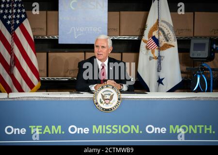 Vice-président Pence à l'usine de production de ventilateurs GM/Ventec. Le vice-président Mike Pence participe à une table ronde le jeudi 30 avril 2020 à la faculté de production de ventilateurs GM/Ventec de Kokomo, dans l'Indiana. Banque D'Images