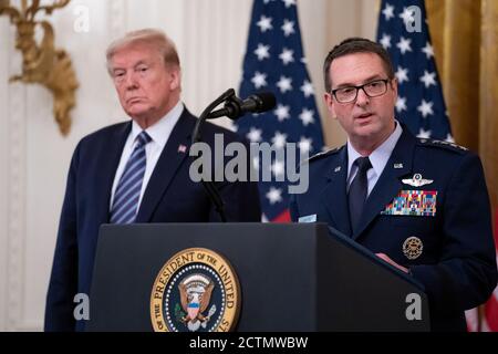 Le président Trump prononce un discours sur la protection des aînés américains. Le président Donald J. Trump écoute les propos du général Joseph Lengyel, chef du Bureau de la Garde nationale et membre des chefs interarmées, lors de la cérémonie de protection des aînés aux États-Unis, le jeudi 30 avril 2020, dans la salle est de la Maison Blanche. Banque D'Images