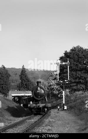 '3850' en quittant Winchcombe avec un train de marchandises et en direction de Greet tunnel. Banque D'Images