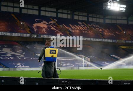 Londres, Royaume-Uni. 23 septembre 2020. Le personnel de Chelsea assainit le stade avant le match lors du 3e tour de la Carabao Cup entre Chelsea et Barnsley a joué derrière des portes fermées sans partisans en raison des directives du gouvernement sur le sport pendant la pandémie COVID-19 à Stamford Bridge, Londres, Angleterre, le 23 septembre 2020. Photo d'Andy Rowland/Prime Media Images. Crédit : Prime Media Images/Alamy Live News Banque D'Images