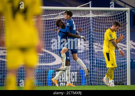 Londres, Royaume-Uni. 23 septembre 2020. Kai Havertz célèbre son deuxième but avec Tammy Abraham de Chelsea lors de la coupe Carabao 3e tour de match entre Chelsea et Barnsley joué derrière des portes fermées sans partisans en raison des directives du gouvernement sur le sport pendant la pandémie COVID-19 à Stamford Bridge, Londres, Angleterre, le 23 septembre 2020. Photo d'Andy Rowland/Prime Media Images. Crédit : Prime Media Images/Alamy Live News Banque D'Images