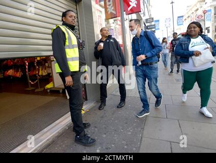 Londres, Angleterre, Royaume-Uni. Un agent de sécurité à l'extérieur d'un magasin d'Oxford Street. Homme portant un masque facial pendant la pandémie de COVID, septembre 2020 Banque D'Images