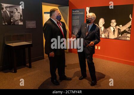 Hugh Hewitt donne au secrétaire Pompeo une visite guidée de la bibliothèque présidentielle Richard Nixon . Hugh Hewitt donne au secrétaire d'État Michael R. Pompeo une visite guidée de la bibliothèque présidentielle Richard Nixon, à Yorba Linda, en Californie, le 23 juillet 2020. Banque D'Images