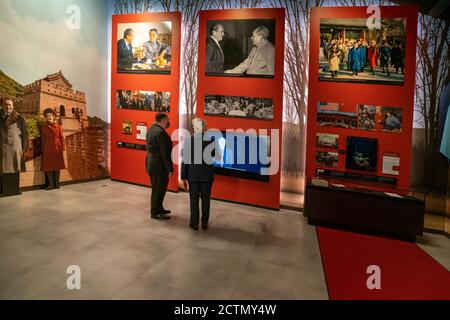 Hugh Hewitt donne au secrétaire Pompeo une visite guidée de la bibliothèque présidentielle Richard Nixon . Hugh Hewitt donne au secrétaire d'État Michael R. Pompeo une visite guidée de la bibliothèque présidentielle Richard Nixon, à Yorba Linda, en Californie, le 23 juillet 2020. Banque D'Images