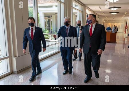 Hugh Hewitt donne au secrétaire Pompeo une visite guidée de la bibliothèque présidentielle Richard Nixon . Hugh Hewitt donne au secrétaire d'État Michael R. Pompeo une visite guidée de la bibliothèque présidentielle Richard Nixon, à Yorba Linda, en Californie, le 23 juillet 2020. Banque D'Images