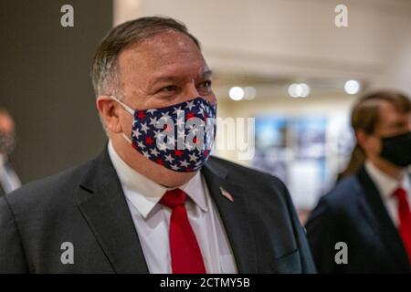 Hugh Hewitt donne au secrétaire Pompeo une visite guidée de la bibliothèque présidentielle Richard Nixon . Hugh Hewitt donne au secrétaire d'État Michael R. Pompeo une visite guidée de la bibliothèque présidentielle Richard Nixon, à Yorba Linda, en Californie, le 23 juillet 2020. Banque D'Images