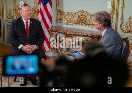 Entretien du Secrétaire Pompeo avec radio Free Europe/radio Liberty (RFE/RL) . Le secrétaire d'État Michael R. Pompeo est interviewé par radio Free Europe/radio Liberty (RFE/RL), à Prague (République tchèque), le 12 août 2020. Banque D'Images