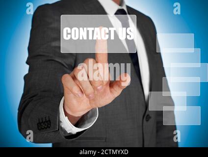 Homme d'affaires touchant un bouton de contact Banque D'Images