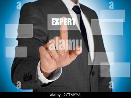 Homme d'affaires touchant un bouton expert Banque D'Images