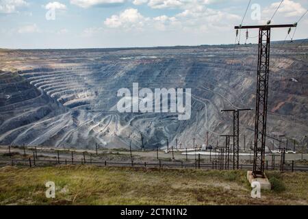 Carrière de minerai de fer géant à Rudny, Kazakhstan. Extraction de minéraux bruts pour la production d'acier. Vue sur une carrière à ciel ouvert. Banque D'Images