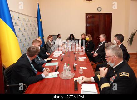 Le Secrétaire adjoint Biegun rencontre le Vice-Premier Ministre ukrainien Reznikov à Kiev . Le Secrétaire d'État adjoint Stephen E. Biegun rencontre le Vice-Premier Ministre ukrainien pour la réintégration des territoires temporairement occupés Oleksiy Reznikov à Kiev (Ukraine), le 26 août 2020. Banque D'Images