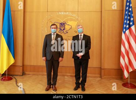 Le Secrétaire adjoint Biegun rencontre le Ministre ukrainien des affaires étrangères Kuleba à Kiev . Le secrétaire d'État adjoint Stephen E. Biegun rencontre le ministre ukrainien des Affaires étrangères Dmytro Kuleba à Kiev, en Ukraine, le 26 août 2020. Banque D'Images