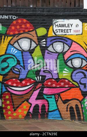 Londres, Royaume-Uni. 23 septembre 2020. Pièce d'art de rue colorée sur Hawley Street. Une grande variété d'art de rue de toutes sortes se trouve presque à chaque coin de rue dans l'un des lits d'hôtels artistiques et culturels de Camden Town à Londres. Crédit : SOPA Images Limited/Alamy Live News Banque D'Images