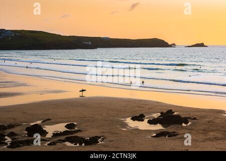 Cornwall Beach Royaume-Uni, vue au coucher du soleil de Fistral Beach près de Newquay dans Cornwall, sud-ouest de l'Angleterre, Royaume-Uni Banque D'Images