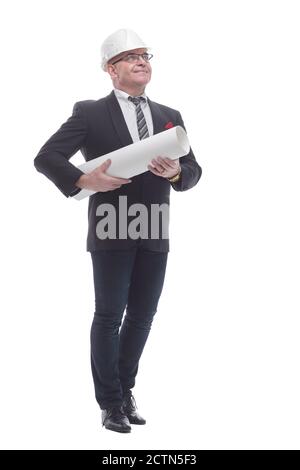 en pleine croissance. un homme d'affaires dans un casque de protection avec un rouleau de dessins
