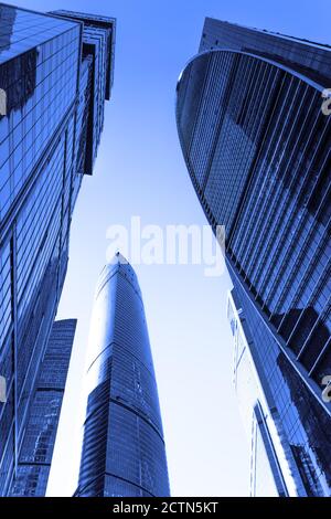 Perspective vue grand angle sur la surface en verre bleu clair en acier, gratte-ciel de bâtiment Banque D'Images