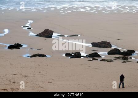 En regardant par une fenêtre sur le vent et la pluie battue beah à Watergate Bay dans Cornwall, lors d'une journée humide en septembre à marée basse. 24 septembre 2012. Photo Banque D'Images