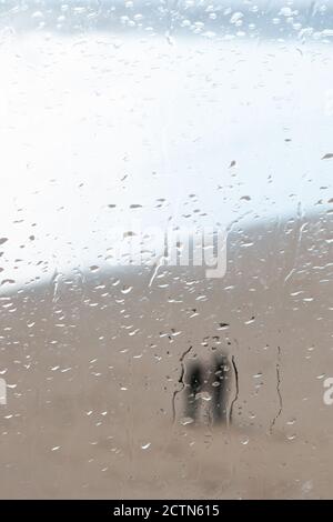 En regardant par une fenêtre sur le vent et la pluie battue beah à Watergate Bay dans Cornwall, lors d'une journée humide en septembre à marée basse. 24 septembre 2012. Photo Banque D'Images