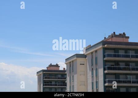 ciel agréable avec peu de nuages Banque D'Images
