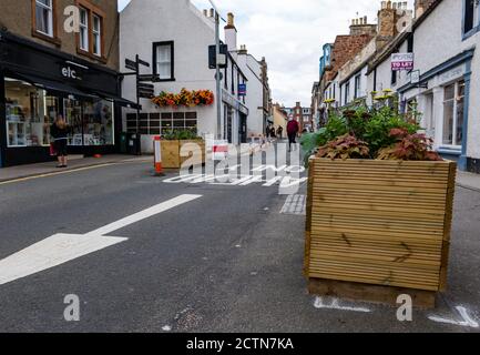 North Berwick, East Lothian, Écosse, Royaume-Uni, 24 septembre 2020. Les mesures d'élargissement de la chaussée pandémique du coronavirus Covid-19 avec des baguettes de route et des jardinières dans l'étroite High Street permettent aux piétons d'avoir plus d'espace pour marcher le long de la route Banque D'Images