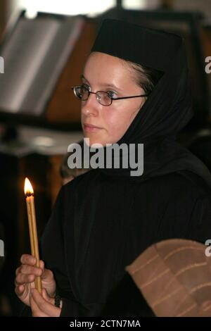 Jeune nonne dans un monastère chrétien orthodoxe en Roumanie Banque D'Images