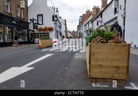 North Berwick, East Lothian, Écosse, Royaume-Uni, 24 septembre 2020. Les mesures d'élargissement de la chaussée pandémique du coronavirus Covid-19 avec des baguettes de route et des jardinières dans l'étroite High Street permettent aux piétons d'avoir plus d'espace pour marcher le long de la route Banque D'Images