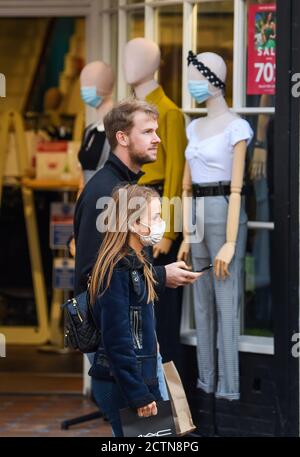 Brighton UK 24 septembre 2020 - Shoppers à Brighton certains portant des masques de visage comme le nouveau gouvernement des restrictions COVID sont introduits dans toute l'Angleterre aujourd'hui avec des pubs et des restaurants devant fermer à 22h ce soir : crédit Simon Dack / Alamy Live News Banque D'Images