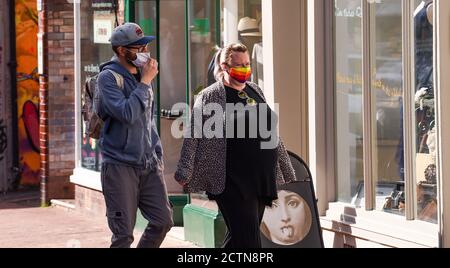 Brighton UK 24 septembre 2020 - Shoppers à Brighton certains portant des masques de visage comme le nouveau gouvernement des restrictions COVID sont introduits dans toute l'Angleterre aujourd'hui avec des pubs et des restaurants devant fermer à 22h ce soir : crédit Simon Dack / Alamy Live News Banque D'Images