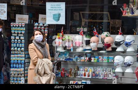 Brighton UK 24 septembre 2020 - Shoppers à Brighton certains portant des masques de visage comme le nouveau gouvernement des restrictions COVID sont introduits dans toute l'Angleterre aujourd'hui avec des pubs et des restaurants devant fermer à 22h ce soir : crédit Simon Dack / Alamy Live News Banque D'Images