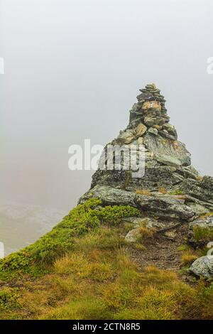 Pierres empilées près de la cascade Hydnefossen et de la rivière Hydna sur la montagne Veslehødn Veslehorn à Hemsedal, en Norvège. Banque D'Images