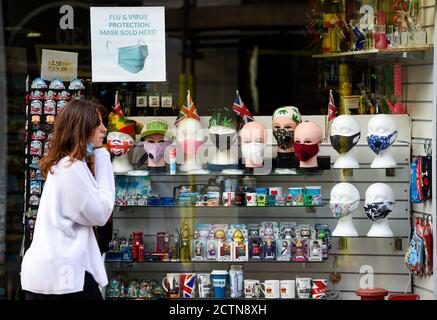 Brighton UK 24 septembre 2020 - Shoppers à Brighton certains portant des masques de visage comme le nouveau gouvernement des restrictions COVID sont introduits dans toute l'Angleterre aujourd'hui avec des pubs et des restaurants devant fermer à 22h ce soir : crédit Simon Dack / Alamy Live News Banque D'Images