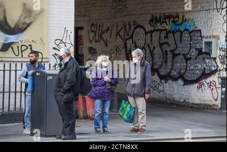 Brighton UK 24 septembre 2020 - Shoppers à Brighton certains portant des masques de visage comme le nouveau gouvernement des restrictions COVID sont introduits dans toute l'Angleterre aujourd'hui avec des pubs et des restaurants devant fermer à 22h ce soir : crédit Simon Dack / Alamy Live News Banque D'Images