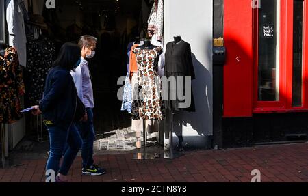 Brighton UK 24 septembre 2020 - Shoppers à Brighton certains portant des masques de visage comme le nouveau gouvernement des restrictions COVID sont introduits dans toute l'Angleterre aujourd'hui avec des pubs et des restaurants devant fermer à 22h ce soir : crédit Simon Dack / Alamy Live News Banque D'Images