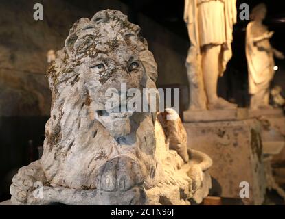 L'un des rares lions en pierre sculptés de style victorien des Cotswolds devant la vente de la collection Cotswold aux enchères de Summers place le mardi 29 septembre. Le gargouille de lion de pierre d'une maison près de Corsham qui a été démoli en 1952 devrait aller jusqu'à £30,000. Banque D'Images