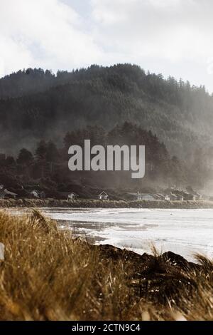Paysage pittoresque de brouillard sur l'étang dans la région montagneuse dans matin en automne Banque D'Images