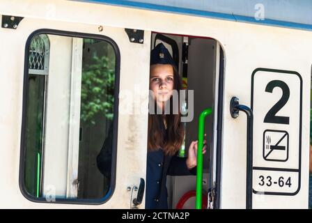 Budapest, Hongrie – 5 juin 2017. Écolière travaillant au Children’s Railway à Budapest. Banque D'Images