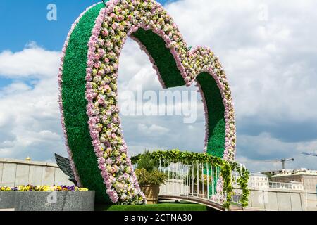 Moscou, Russie – 11 juin 2017. Installation temporaire en forme de coeur remplie de fleurs à Moscou. Banque D'Images