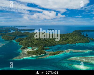 Vues aériennes sur les îles tropicales et les récifs coralliens Palaos Banque D'Images