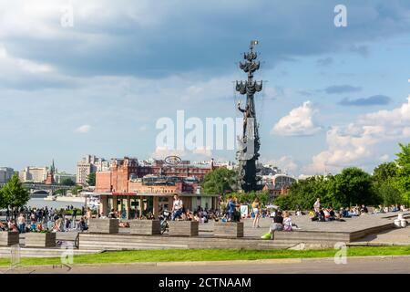 Moscou, Russie – 11 juin 2017. Vue sur le parc Gorky à Moscou, en été. Vue avec les gens sur une terrasse d'été Banque D'Images