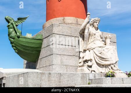 Saint-Pétersbourg, Russie – 15 juin 2017. La base de la colonne nord de Rostral dans le district de Strelka sur l'île de Vasilyevsky à Saint-Pétersbourg. T Banque D'Images