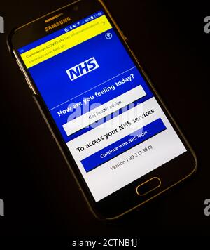 L'écran d'accueil de l'application NHS Track and Trace s'affiche L'écran d'un téléphone mobile Samsung Android Banque D'Images