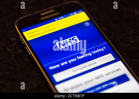 L'écran d'accueil de l'application NHS Track and Trace s'affiche L'écran d'un téléphone mobile Samsung Android Banque D'Images